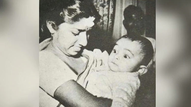 ‘കുഞ്ഞൻ’ ഋഷി കപൂറിനെ താ​േലാലിച്ച്​  ഇന്ത്യൻ വാനമ്പാടി; ഫോ​ട്ടോ ഏറ്റെടുത്ത്​ ആരാധകർ