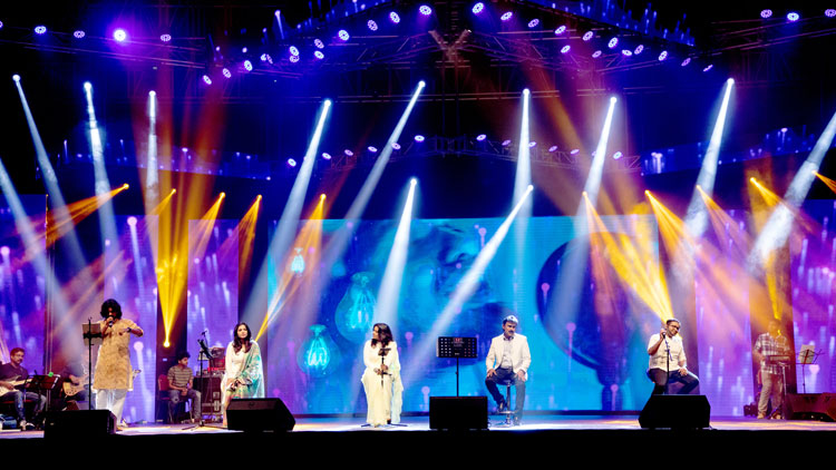 പൂ​നി​ലാ​വും സു​ഗ​ന്ധ​വും പൊ​ഴി​ച്ച് ര​ണ്ടാം രാ​ത്രി