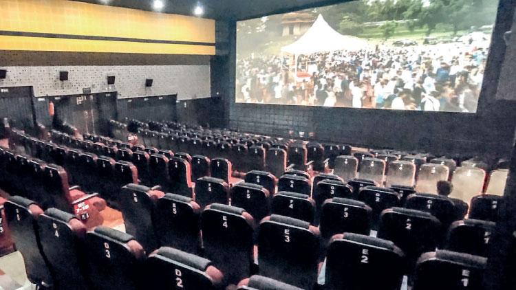 ആളില്ലാതെയും തിയറ്ററിൽ ‘പ്രദർശനം’ ആളില്ലാതെയും തിയറ്ററിൽ ‘പ്രദർശനം’