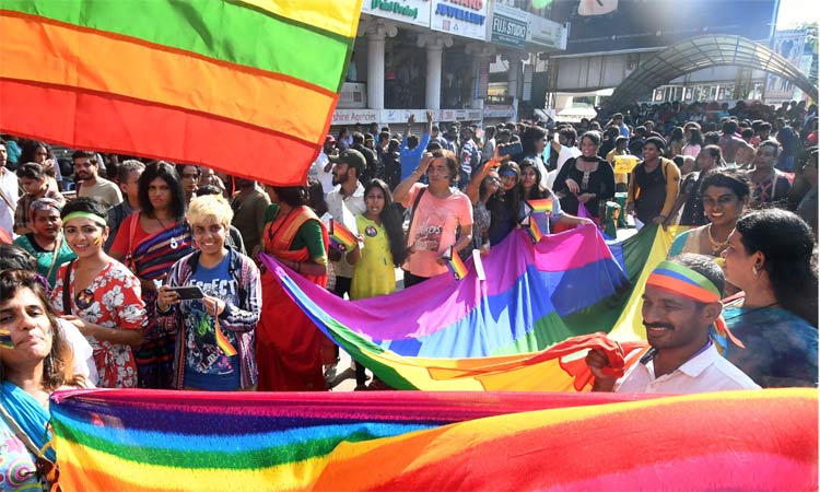 ആട്ടവും പാട്ടും ആഘോഷവുമായി ക്വീർ പ്രൈഡ് മാർച്ച്