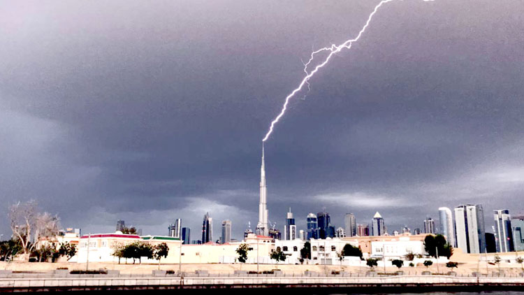 മ​ഴ​യി​ൽ കു​തി​ർ​ന്ന്​ യു.​എ.​ഇ; ഞായറാഴ്​ച വരെ തുടരും