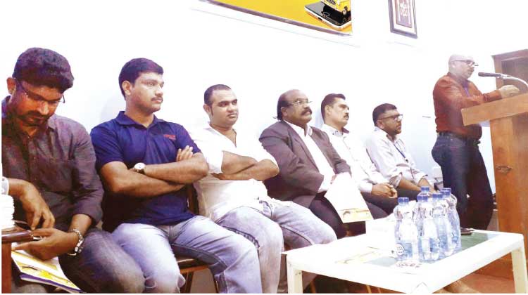 ലി​​മോ​​സി​​ൻ ഡ്രൈ​​വ​​ർ​​മാ​​രു​​ടെ കൂ​​ട്ടാ​​യ്​​​മ പി​​റ​​ന്നു