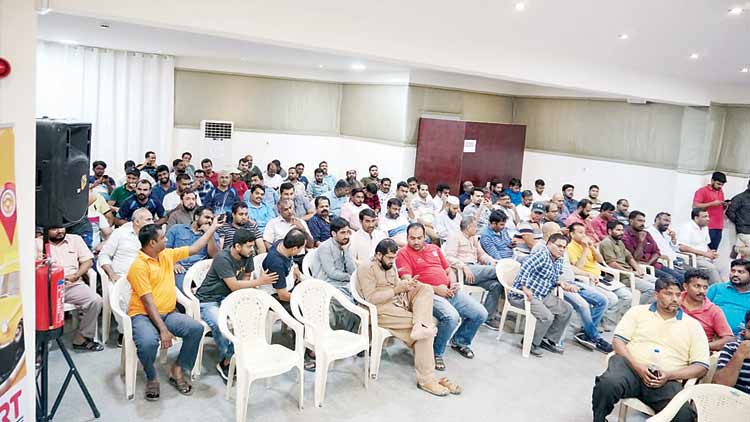 പി​ന്തു​ണ​യു​മാ​യി ഡ്രൈ​വ​ർ​മാ​രു​ടെ കൂ​ട്ടാ​യ്​​മ​ക​ൾ പി​റ​ക്കു​ന്നു