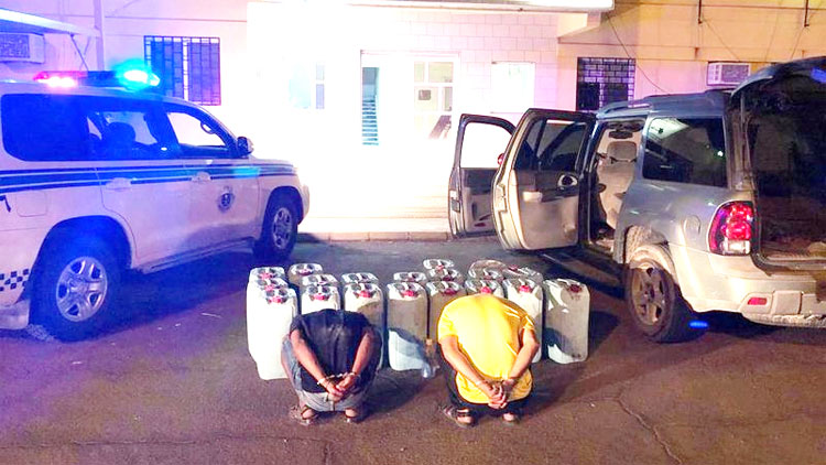 ത​ബൂ​ഖ്-​മ​ദീ​ന റോ​ഡി​​ൽനിന്ന്​ 600 ലി​റ്റ​ർ മ​ദ്യം പി​ടി​കൂ​ടി