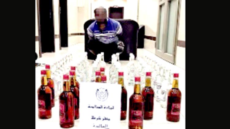 മദ്യവുമായി പോയ ഇന്ത്യക്കാരെൻറ വാഹനം പൊലീസുകാരനെ ഇടിച്ചിട്ടു മദ്യവുമായി പോയ ഇന്ത്യക്കാരെൻറ വാഹനം പൊലീസുകാരനെ ഇടിച്ചിട്ടു