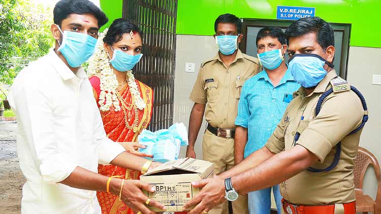 നിർധനർക്ക്​ പച്ചക്കറിക്കിറ്റും പൊലീസുകാർക്ക്​ മാസ്ക്കും നൽകി വിവാഹം