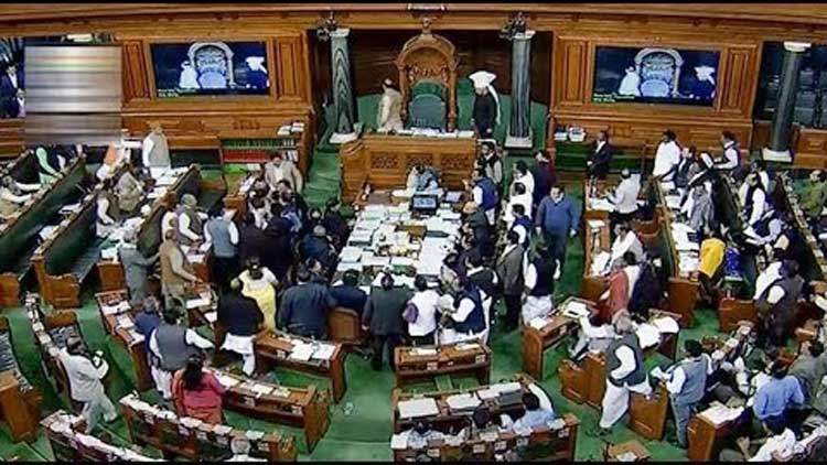 പാർല​മെന്‍റിൽ വീണ്ടും കൈയാങ്കളി; സ്​​മൃ​തി ഇ​റാ​നി ര​മ്യ ഹ​രി​ദാ​സി​നു ​നേ​രെ