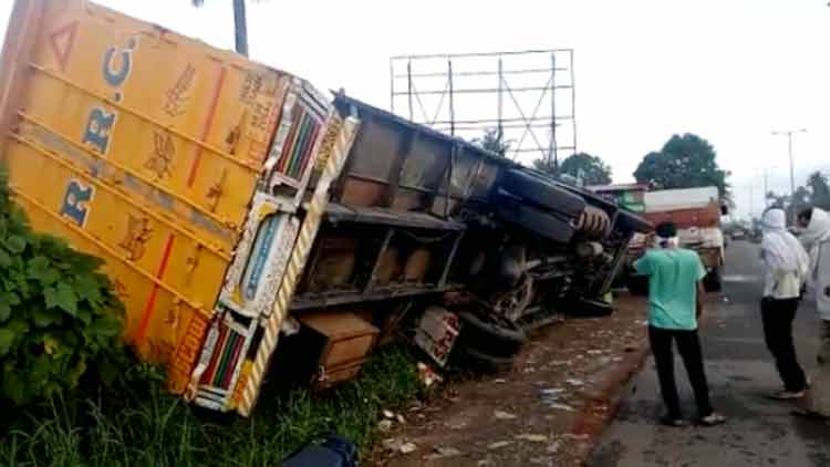 തൃശൂർ കൊരട്ടിയിൽ ചുഴലിക്കാറ്റ്; 15ഓളം വീടുകൾ തകർന്നു, കാറ്റിൽ ലോറി മറിഞ്ഞു