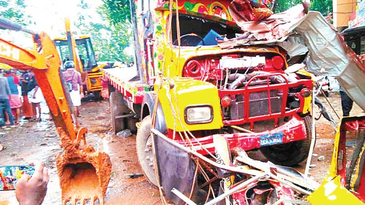 ലോറി കടയിലേക്ക് പാഞ്ഞുകയറി അഞ്ചുപേർക്ക് ഗുരുതര പരിക്ക്