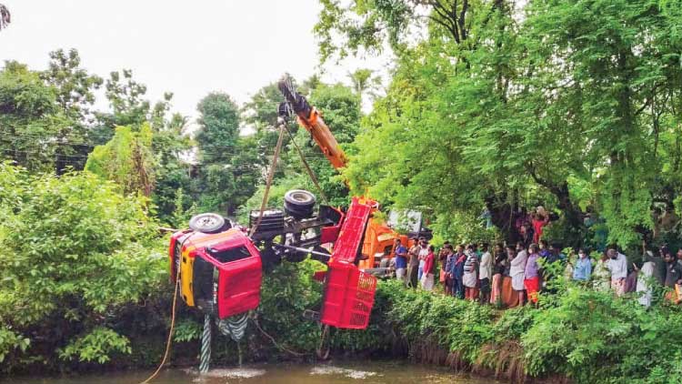 ടി​പ്പ​ർ ലോ​റി കു​ള​ത്തി​ലേ​ക്ക് മ​റി​ഞ്ഞു