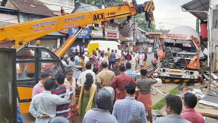 lorry-accident-koyilandy-18.07.2019