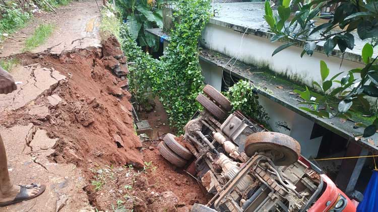 റോഡ്​ തകർന്ന്​ ലോറി വീടിന് മുകളിലേക്ക് മറിഞ്ഞു