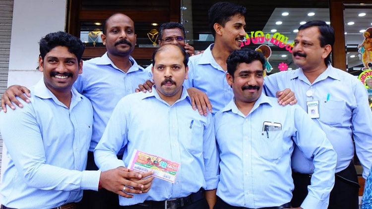 ഓണം ബംബർ: 12 കോടി കരുനാഗപ്പള്ളിയിലെ ജ്വല്ലറി ജീവനക്കാരായ ആറുപേർക്ക്