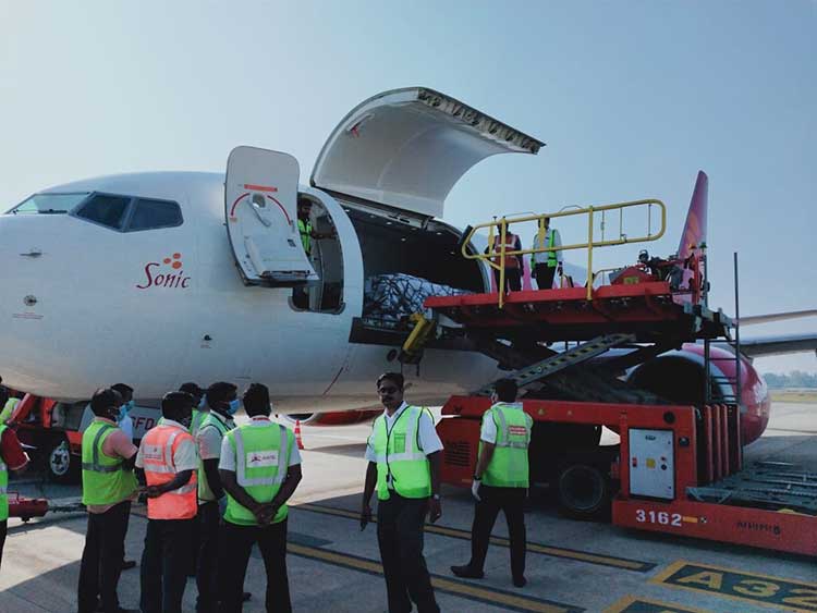 ചാർട്ടർ വിമാനത്തിൽ പഴങ്ങളും പച്ചക്കറിയും ഇറക്കി ലുലു ഗ്രൂപ്പ് ചാർട്ടർ വിമാനത്തിൽ പഴങ്ങളും പച്ചക്കറിയും ഇറക്കി ലുലു ഗ്രൂപ്പ്