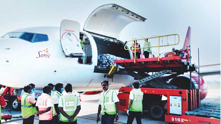 ചാ​ർ​ട്ട​ർ വി​മാ​ന​ത്തി​ൽ പ​ഴ​ങ്ങ​ളും പ​ച്ച​ക്ക​റി​യും ഇ​റ​ക്കി ലു​ലു ഗ്രൂ​പ്​