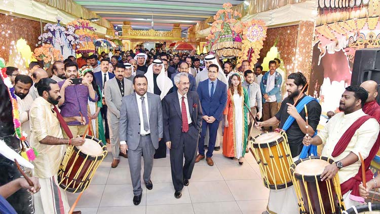 വ​ർ​ണ​വൈ​വി​ധ്യ​ത്തി​െൻറ ഉ​ത്സ​വ​പ്പ​റ​മ്പാ​യി ലു​ലു ഹൈ​പ്പ​ർ മാ​ർ​ക്ക​റ്റ്​ ‘ഇ​ന്ത്യ ഉ​ത്സ​വ്​’