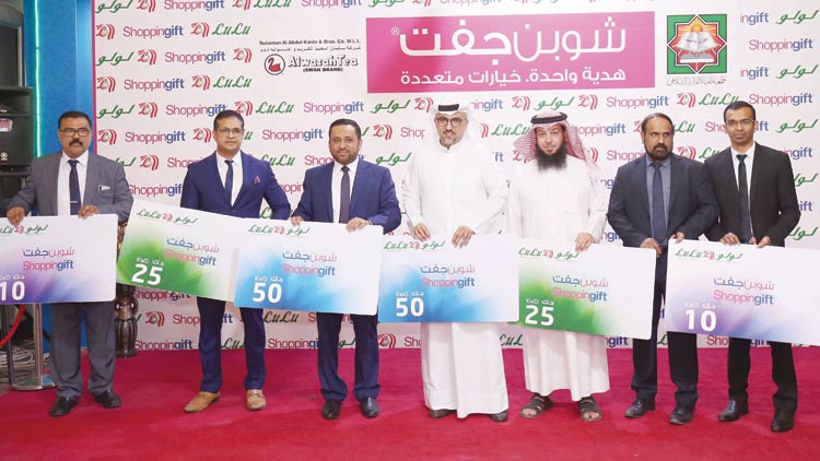 ലു​ലു ഹൈ​പ്പ​ർ മാ​ർ​ക്ക​റ്റി​ൽ ഷോ​പ്പി​ങ്​ ഗി​ഫ്​​റ്റ്​ കാ​ർ​ഡ്​ പ​ദ്ധ​തി