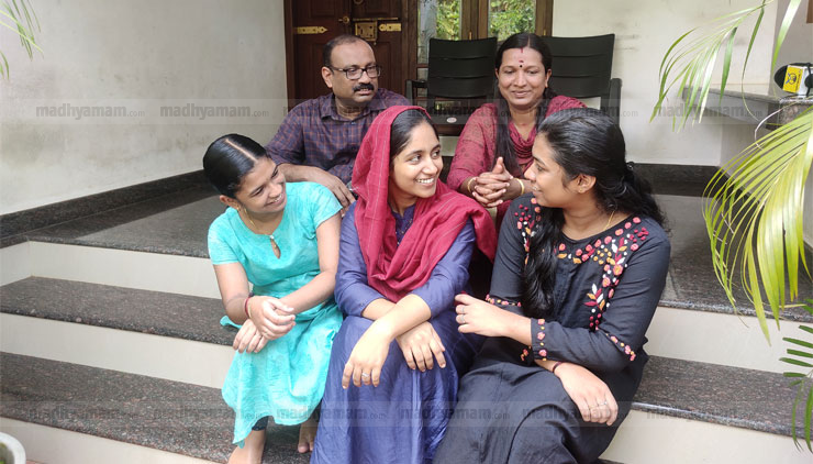 പ്രദീപി​െൻറ വീട്ടിൽ നമസ്കാരപ്പായ വിരിച്ച് ലുഖ്മാനുൽ സബ 