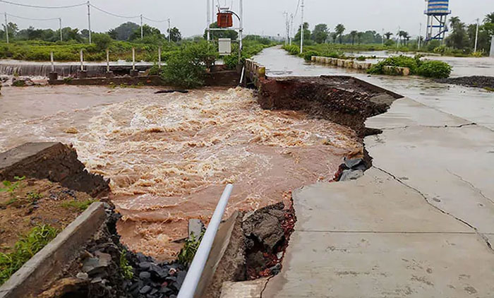 പ്രളയം കാണാനെത്തി സെൽഫിയെടുത്തു; അമ്മയും മകളും നദിയിൽ വീണു മരിച്ചു