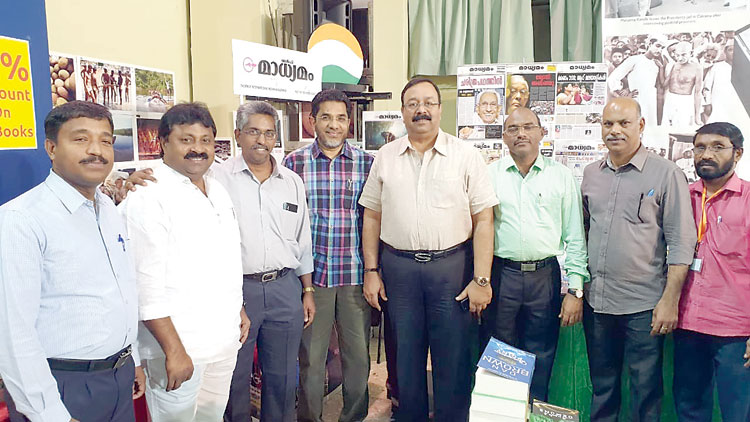 പു​സ്​​ത​കോ​ത്സ​വം: സ​ന്ദ​ർ​ശ​ക​രെ ആ​ക​ർ​ഷി​ച്ച്​ ‘ഗ​ൾ​ഫ്​ മാ​ധ്യ​മം’ സ്​​റ്റാ​ൾ