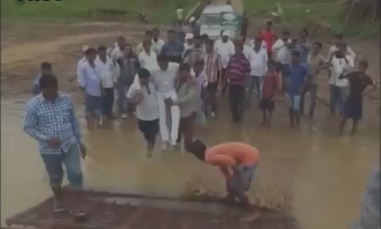 ക്ഷേമ പദ്ധതി അന്വേഷിക്കാൻ എം.എൽ.എ എത്തിയത്​ അനുയായികളുടെ തോളിലേറി