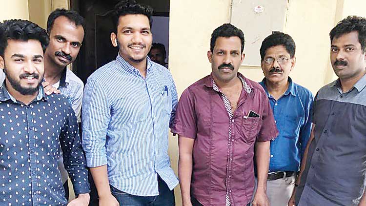 ആ​ന​ന്ദ​ക്ക​ണ്ണീ​രോ​ടെ അ​വ​ർ അ​ഞ്ചു​പേ​ർ നാ​ട​ണ​ഞ്ഞു