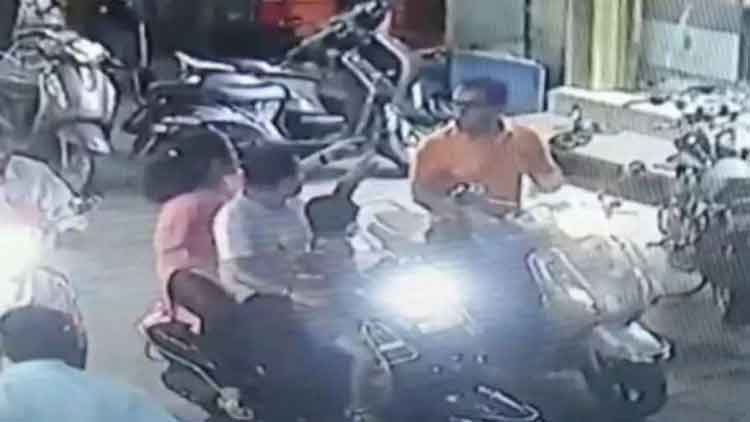 പൊതു സ്​ഥലത്ത്​ തുമ്മിയതിന്​ ആൾക്കൂട്ട മർദനം