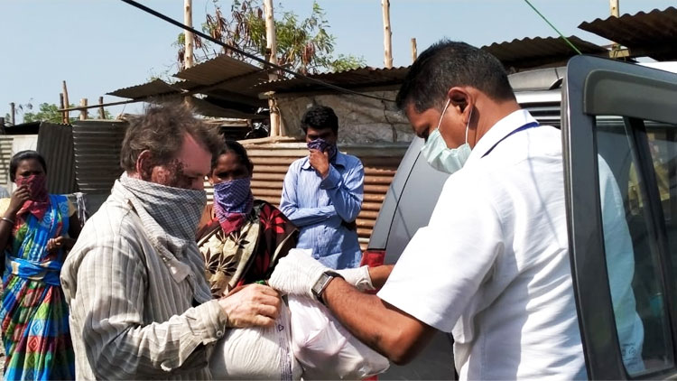 മഹാരാഷ്ട്രയിലെ തെരുവുകളിൽ ഭക്ഷണ പൊതികളുമായി മലയാളി യുവാവ് 