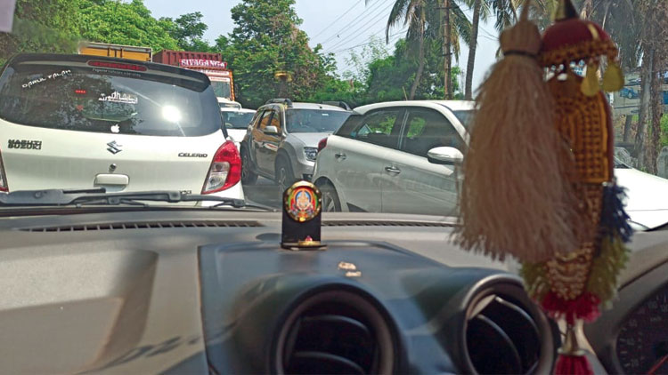 ജീവനക്കാരെ പൊലീസ് തടഞ്ഞു; മാഹിയിലെ ബാങ്കിന്‍റെ പ്രവർത്തനം തടസ്സപ്പെട്ടു