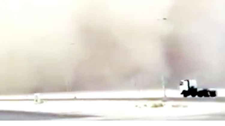 പൊ​ടി​ക്കാ​റ്റ്​ മ​ഹൂ​ത്തി​ൽ ര​ണ്ട്​ വാ​ഹ​നാ​പ​ക​ട​ങ്ങ​ൾ 