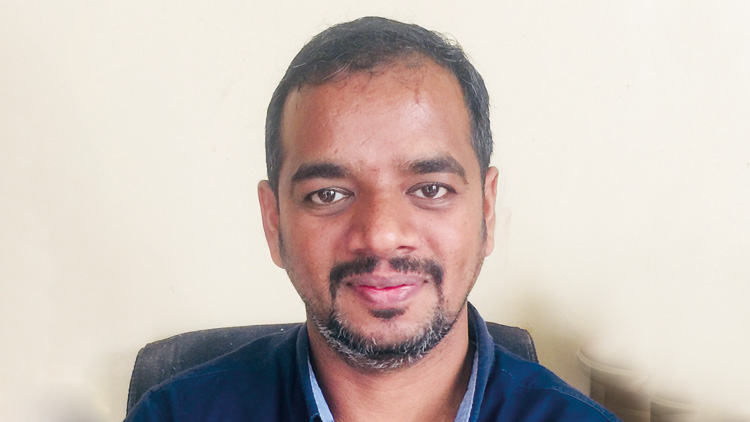 വി​വാ​ഹം ക​ഴി​ഞ്ഞ്  മ​ജീ​ദ്‌ വ​ന്നി​റ​ങ്ങി​യ​ത്  വി​ല​ങ്ങി​ലേ​ക്ക്