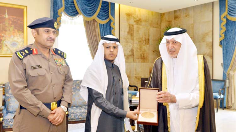 അഗ്​നിബാധ: മൂന്ന്​ കുട്ടികളെ രക്ഷിച്ച യുവാക്കൾക്ക്​ മക്ക ഗവർണറുടെ ആദരം