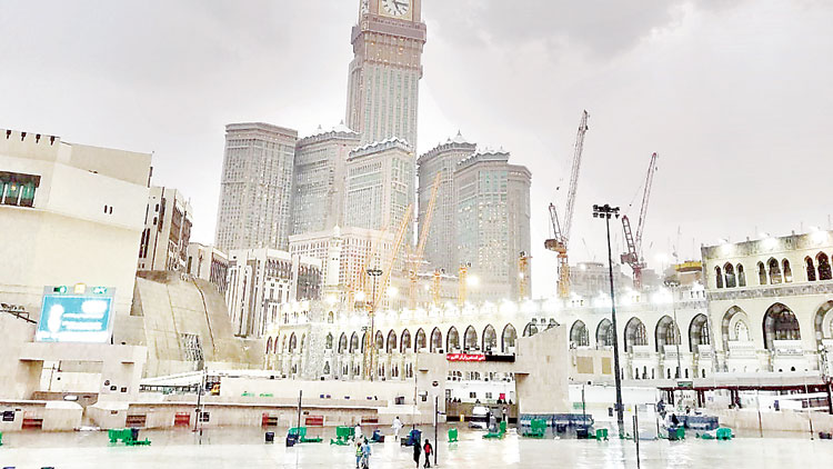 മക്കയിൽ കനത്ത മഴ, കാറ്റ്​, ഇടിമിന്നൽ