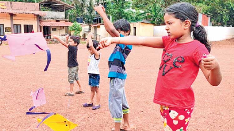 സാമൂഹിക അകലം പാലിച്ച് കുട്ടികളുടെ പട്ടംപറത്തൽ
