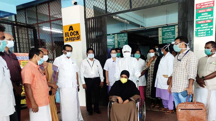 മലപ്പുറം ജില്ലയിലെ ആദ്യ കോവിഡ് രോഗി ആശുപത്രി വിട്ടു മലപ്പുറം ജില്ലയിലെ ആദ്യ കോവിഡ് രോഗി ആശുപത്രി വിട്ടു
