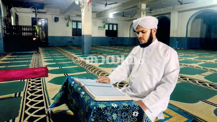 പള്ളികൾ തുറക്കാതെ, രാത്രി നമസ്​കാരങ്ങളില്ലാതെ റമദാൻ വിട പറയുന്നു