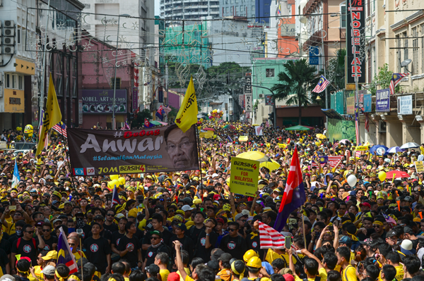 പ്രധാനമന്ത്രിയുടെ രാജി ആവശ്യപ്പെട്ട് മലേഷ്യയില്‍ കൂറ്റന്‍ റാലി