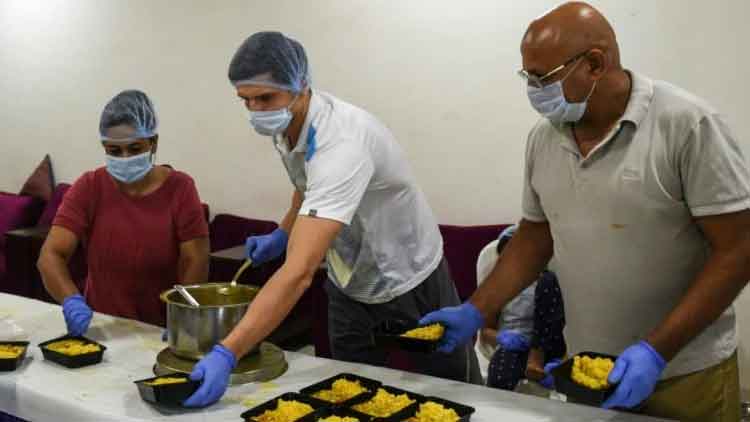 അഹ്​മദാബാദിൽ പാവങ്ങൾക്ക്​ അന്നമൂട്ടി മാൾഡോവൻ ടെന്നിസ്​ താരം