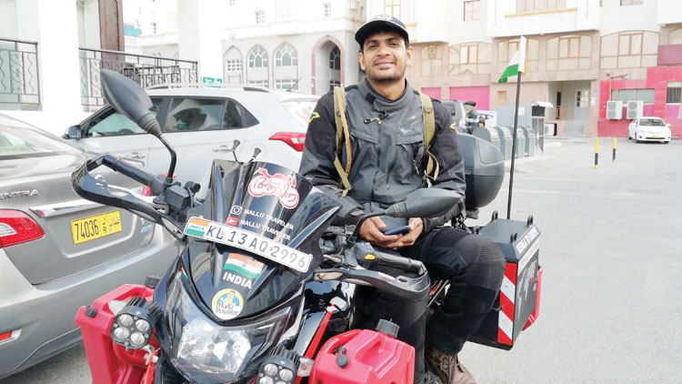 മ​ല്ലു ട്രാ​വ​ല​ർ ശാ​ക്കി​ർ ഒ​മാ​നി​ലെ​ത്തി;  ടോ​പ്​ ഗി​യ​റി​ൽ ‘ആ​മി​ന’​യും