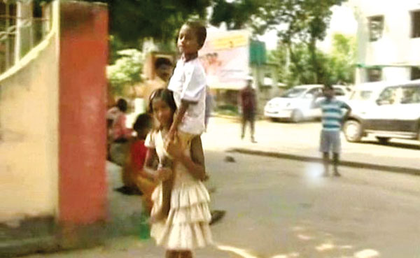 ആശുപത്രിയിലത്തെിക്കാന്‍ കുഞ്ഞനുജനെ 11കാരി ചുമന്നത് എട്ടു കിലോമീറ്റര്‍