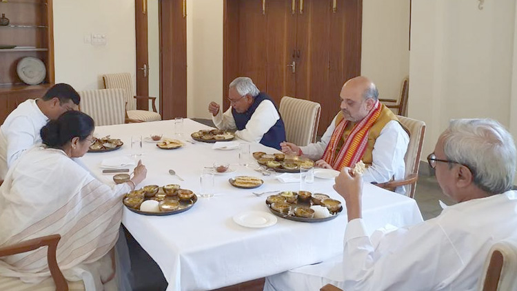 വിരുന്നുണ്ട് മമതയും അമിത്ഷായും; രാഷ്ട്രീയ സാഹചര്യങ്ങളൊന്നും ചർച്ചയായില്ല