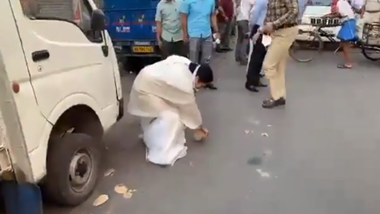 മാർക്കറ്റിൽ നിൽക്കേണ്ട സ്ഥലങ്ങൾ അടയാളപ്പെടുത്തി മമത VIDEO