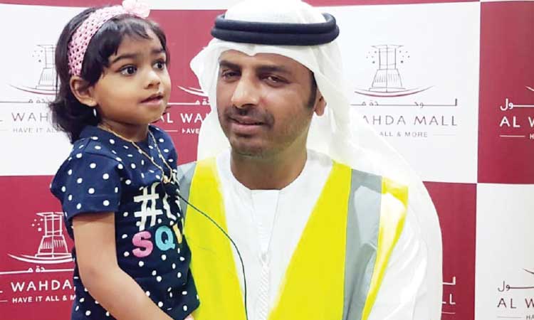 മ​മ്മു​ക്ക​യെ കാ​ണിക്കാൻ മ​ല​യാ​ളി ബാ​ലി​ക​യു​ടെ കൈ​പി​ടി​ച്ചു;  ഇ​മ​റാ​ത്തി വ​ള​ണ്ടി​യ​ർ​ക്ക്​ ആ​ദ​രം