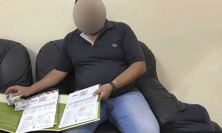 സ​​ര്‍ക്കാ​​ര്‍ രേ​​ഖ​​ക​​ള്‍  വ്യാ​​ജ​​മാ​​യി ച​മ​ച്ച മൂ​​ന്നം​​ഗ സം​​ഘം അ​​റ​​സ്​​റ്റി​​ല്‍