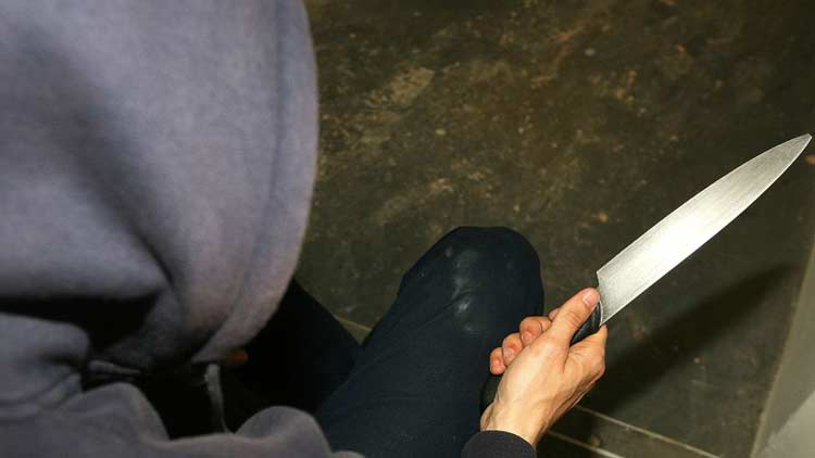 എക്സൈസ് ഉദ്യോഗസ്ഥർക്ക് നേരെ തോക്കും കഠാരയുമായി ഗുണ്ടാനേതാവ്