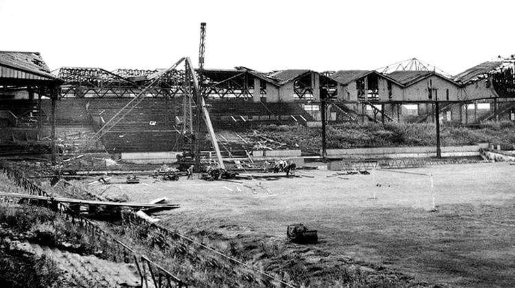 ജ​ർ​മ​ൻ ബോം​ബ​റു​ക​ൾ ത​ക​ർ​ത്ത ഒാ​ൾ​ഡ്​ ട്ര​ഫോ​ഡ്​