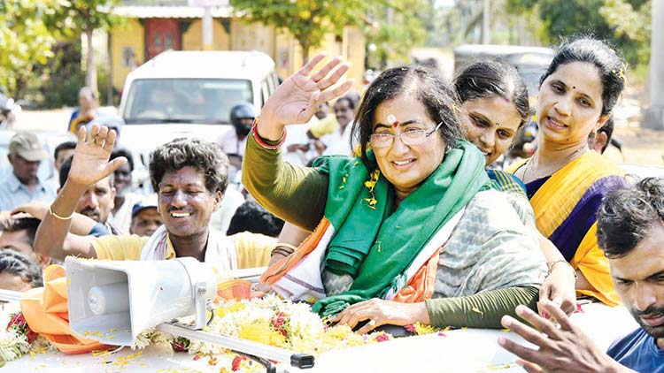 കോൺഗ്രസ് പതാക ഉപയോഗിച്ചുവെന്ന് സുമലതക്കെതിരെ പരാതി; മാണ്ഡ്യയിൽ പോര് മുറുകി കോൺഗ്രസ് പതാക ഉപയോഗിച്ചുവെന്ന് സുമലതക്കെതിരെ പരാതി; മാണ്ഡ്യയിൽ പോര് മുറുകി