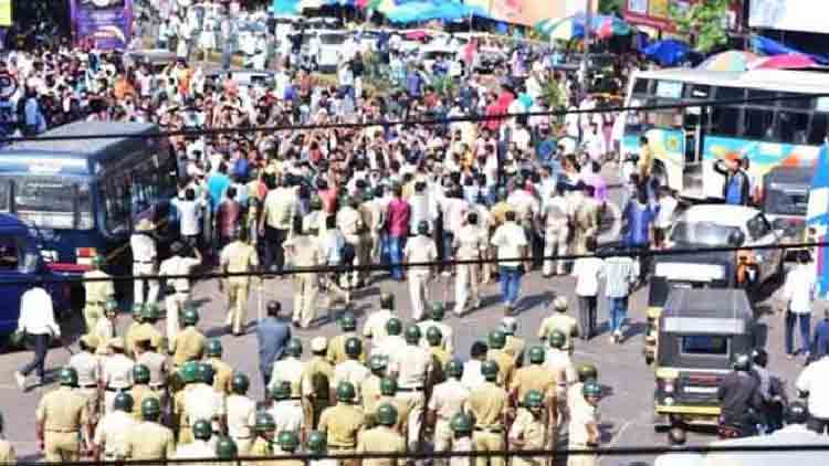 മംഗളൂരു അക്രമം: 1800 മലയാളികൾക്ക് പൊലീസ് നോട്ടീസ് മംഗളൂരു അക്രമം: 1800 മലയാളികൾക്ക് പൊലീസ് നോട്ടീസ്