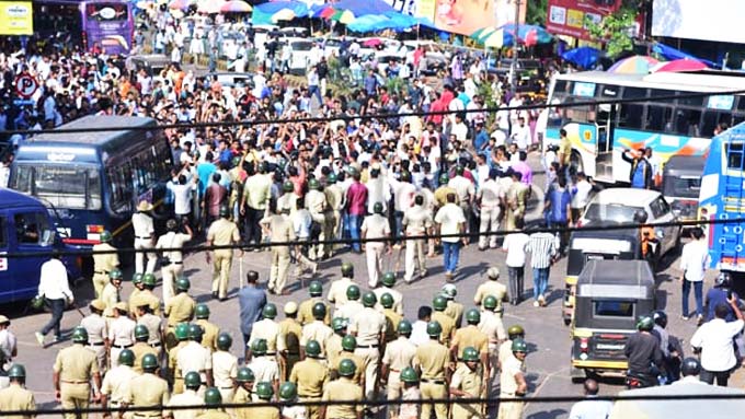 മംഗളൂരുവിൽ കർഫ്യൂ; പൊലീസ് വെടിവെപ്പിൽ രണ്ട് മരണം