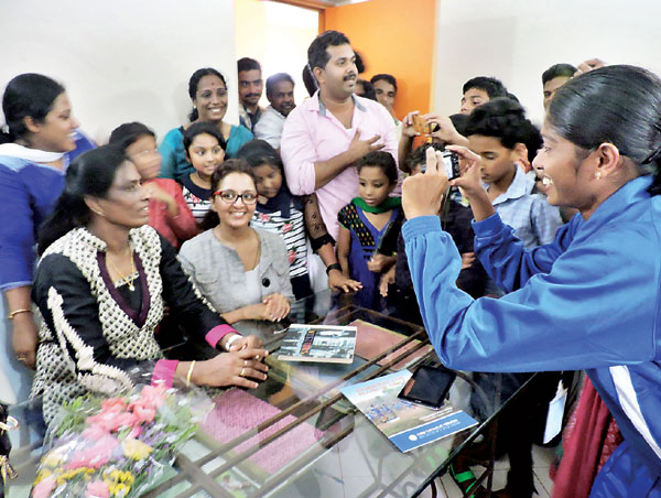 സ്പ്രിന്‍റ് റാണിയെ കാണാന്‍ താരറാണി കിനാലൂരിലെത്തി